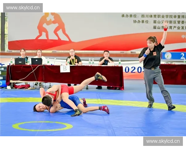 摔跤运动的魅力与历史发展：从传统竞技到现代娱乐的转变与影响